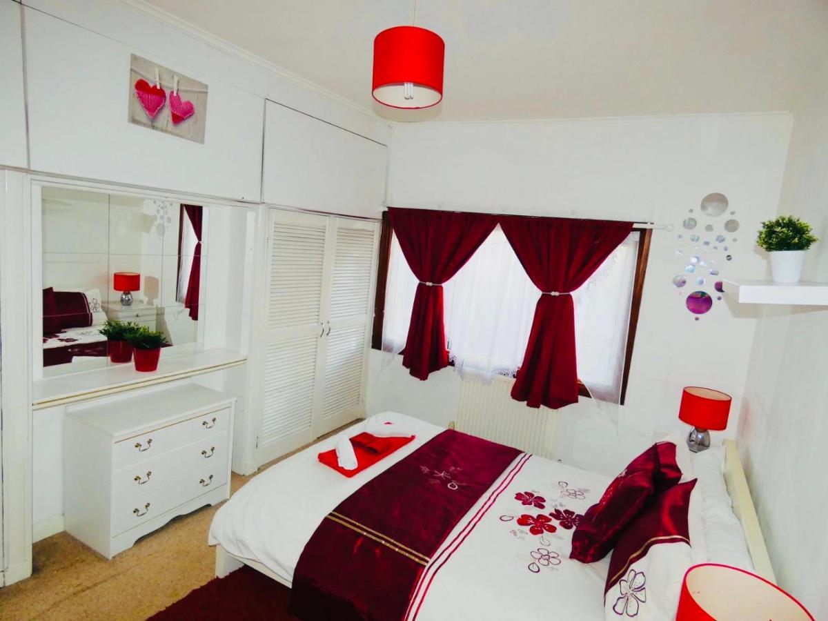 Spacious 3 Bed House With Parking & Good Transport South Norwood Dış mekan fotoğraf