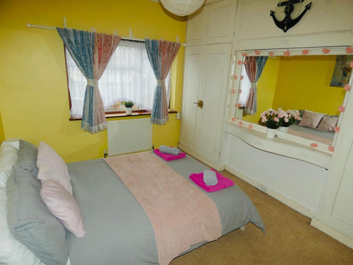 Spacious 3 Bed House With Parking & Good Transport South Norwood Dış mekan fotoğraf